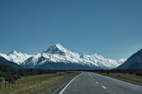 Fotografie, Stra&szlig;e mit Blick auf einen gro&szlig;en Berg mit schneebedeckten Gipfeln, - by Erik Chemnitz