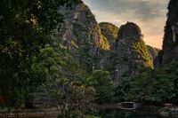 Fotografie, Karstgestein, Vietnam, Ninh Binh, Vietnam, Reise um die Welt, Tam Coc, die untergehende Sonne scheint durch die Berge, - by Erik Chemnitz