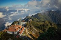 Fotografie, Fansipan das Dach Indochinas, Tempel, Vietnam, Weltreise, Reisefotografie, Wolken durchziehen den Himmel zwischen hohen Bergen, by Erik Chemnitz