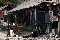 Spielendes Kind vor einer H&uuml;tte in den Bergen Nordvietnams n&auml;he Sapa, - by Erik Chemnitz